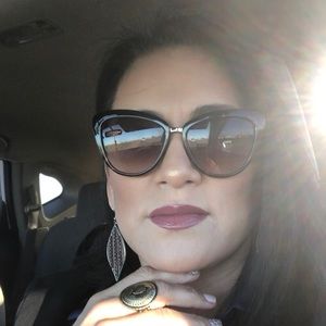 Meet your Posher, Iris